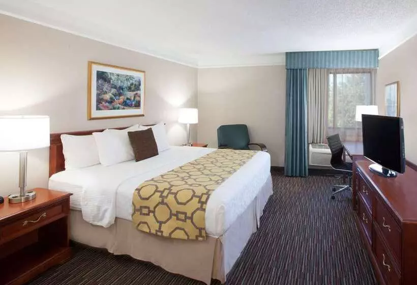 هتل Baymont By Wyndham Texarkana