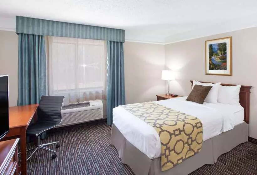 هتل Baymont By Wyndham Texarkana