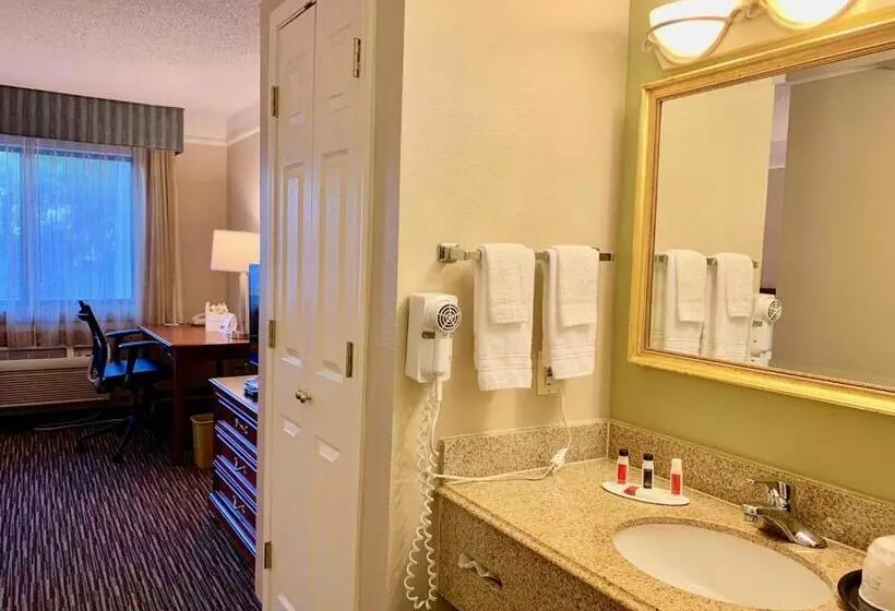 هتل Baymont By Wyndham Texarkana