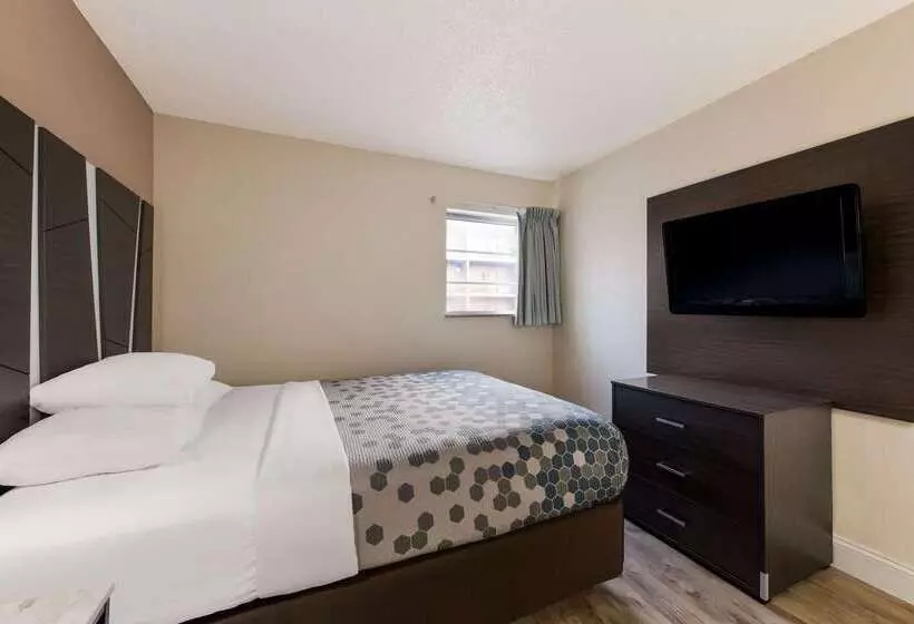 호텔 Econo Lodge Inn & Suites On The River