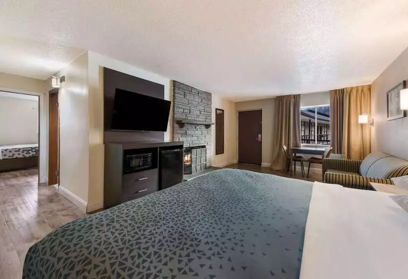 호텔 Econo Lodge Inn & Suites On The River