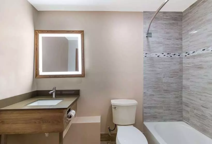 호텔 Econo Lodge Inn & Suites On The River