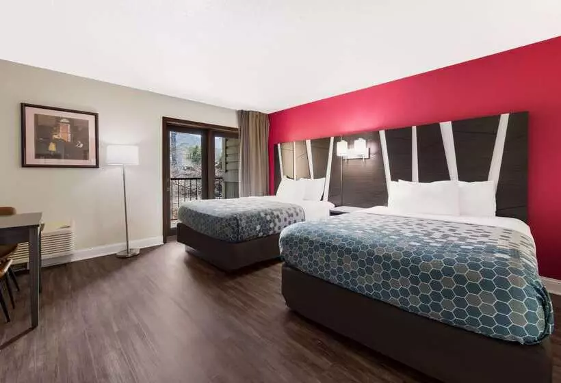 호텔 Econo Lodge Inn & Suites On The River