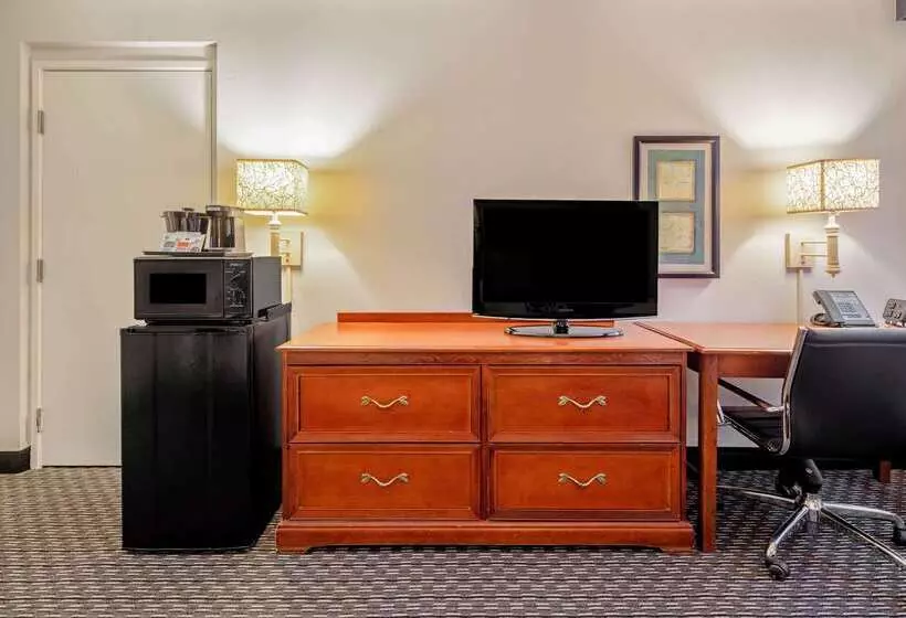 هتل La Quinta By Wyndham Naples East