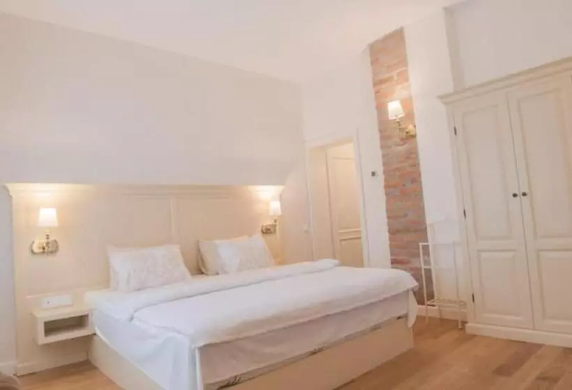 Aamiaismajoitus (B&B) Vila Rozalia Garden Gate