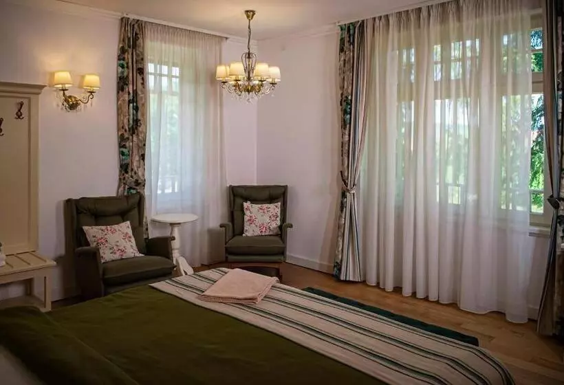 Aamiaismajoitus (B&B) Vila Rozalia Garden Gate