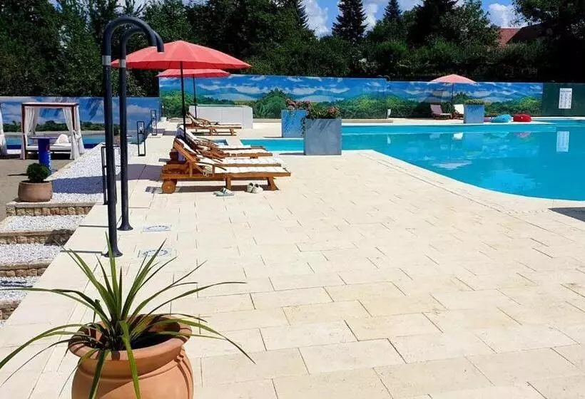 Aamiaismajoitus (B&B) Vila Rozalia Garden Gate