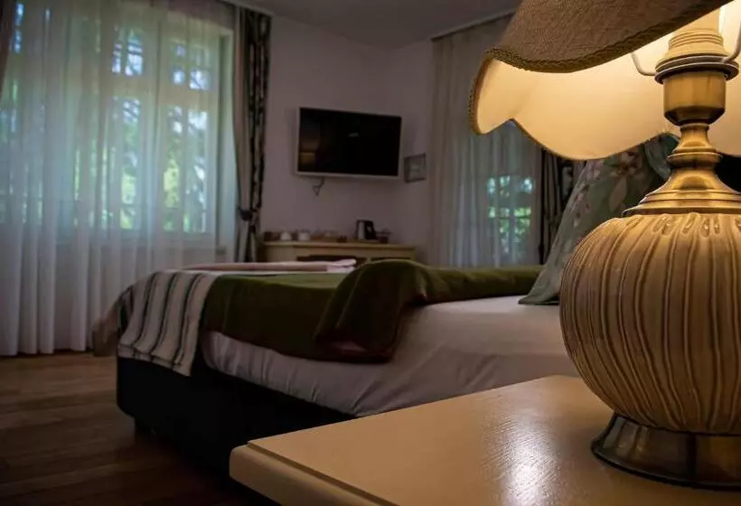 Aamiaismajoitus (B&B) Vila Rozalia Garden Gate