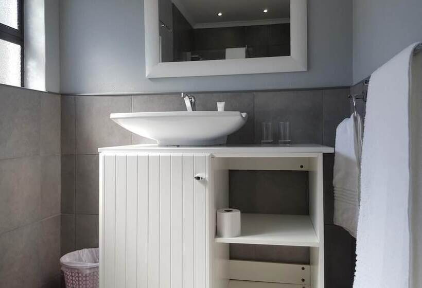 بنسيون Luxury Heights Guesthouse  Pool Under Renovation