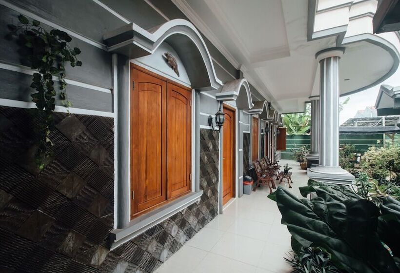 בית מלון כפרי Oyo 1300 Crecia Residence