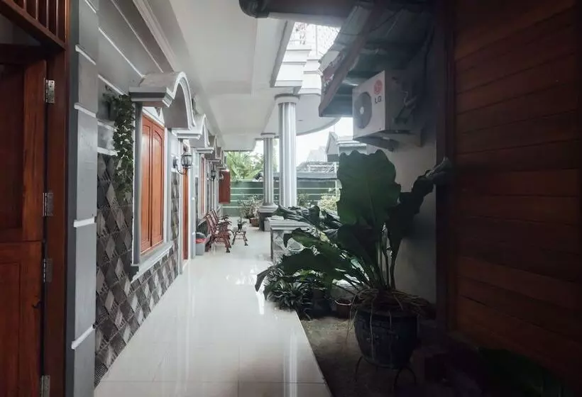 هتل Oyo 1300 Crecia Residence