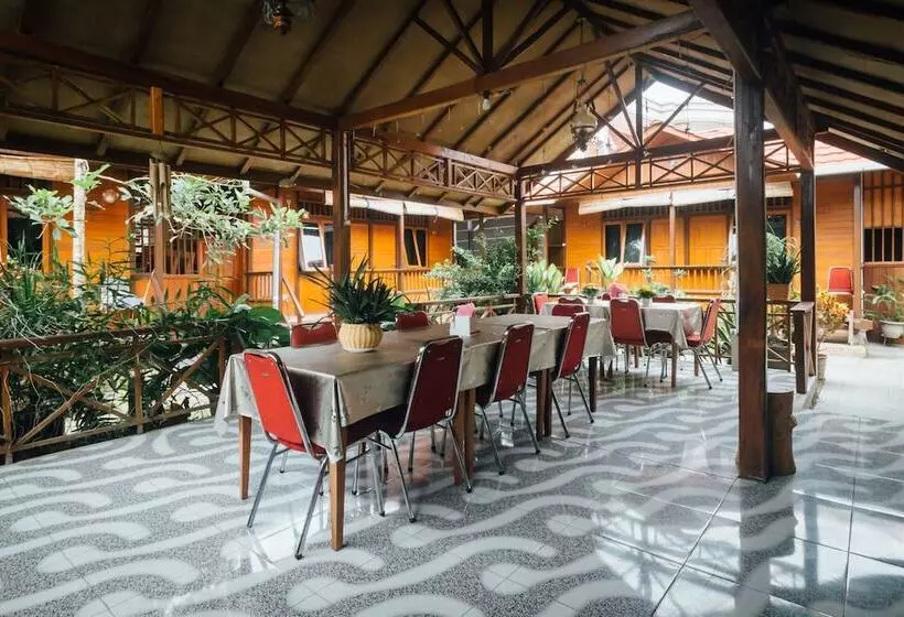 هتل Oyo 1300 Crecia Residence