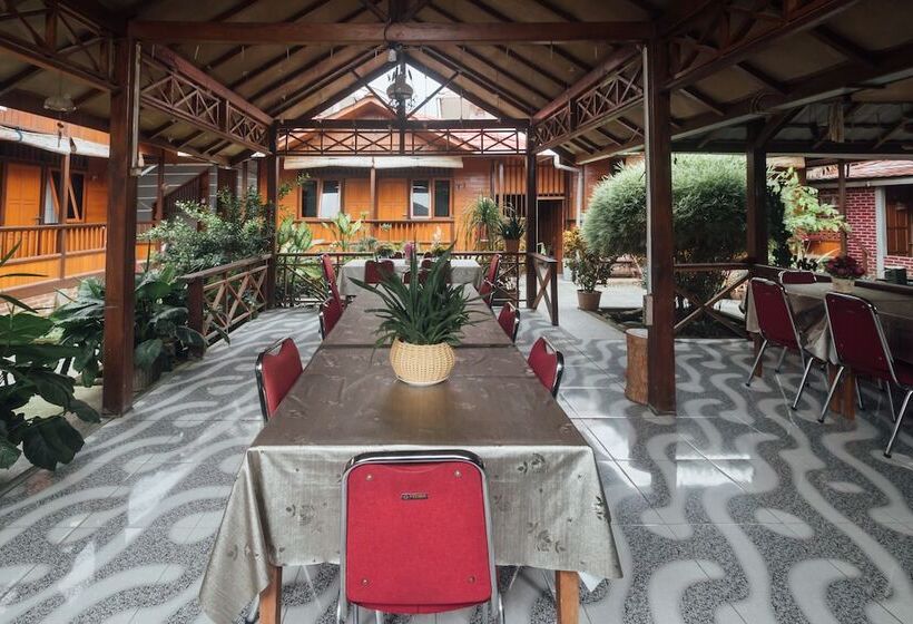 בית מלון כפרי Oyo 1300 Crecia Residence