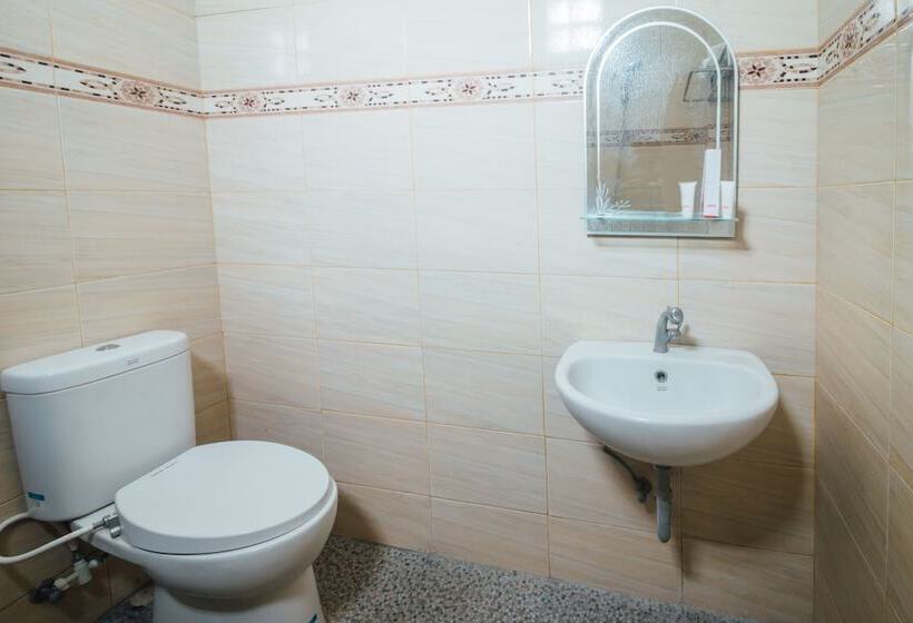 בית מלון כפרי Oyo 1300 Crecia Residence