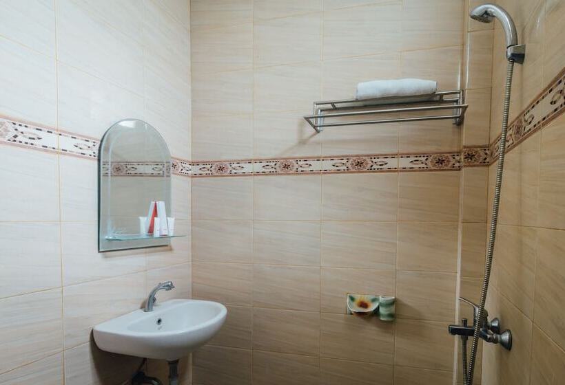 בית מלון כפרי Oyo 1300 Crecia Residence