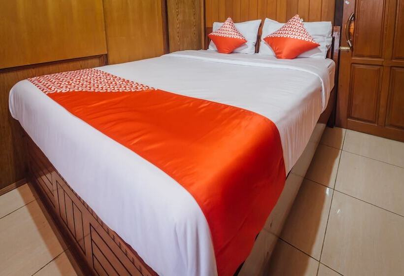 בית מלון כפרי Oyo 1300 Crecia Residence