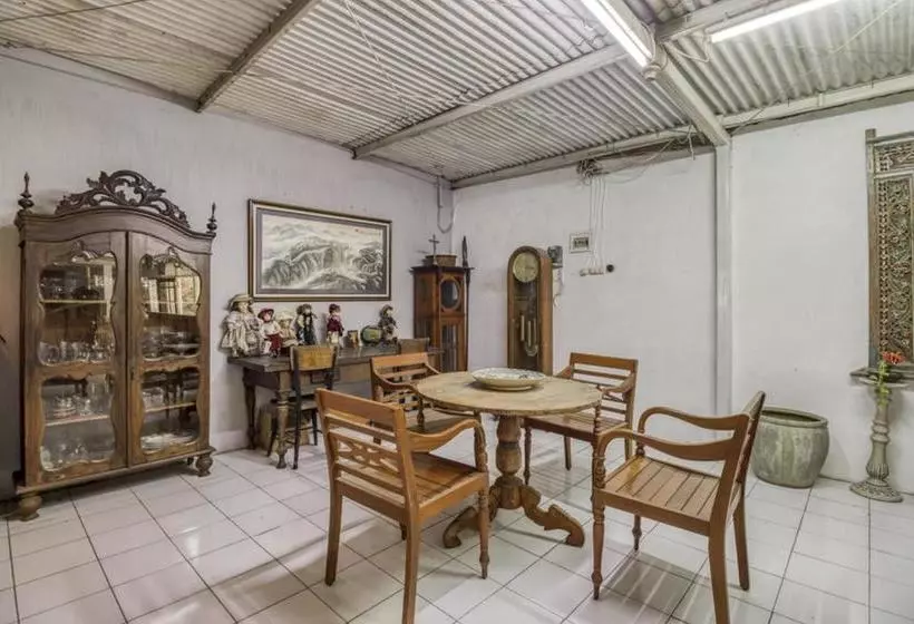هتل Reddoorz Hostel Near Adisucipto Airport Yogyakarta