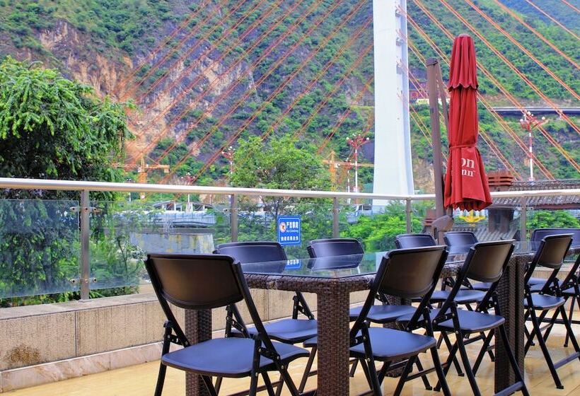 בית מלון כפרי Hilton Garden Inn Nujiang