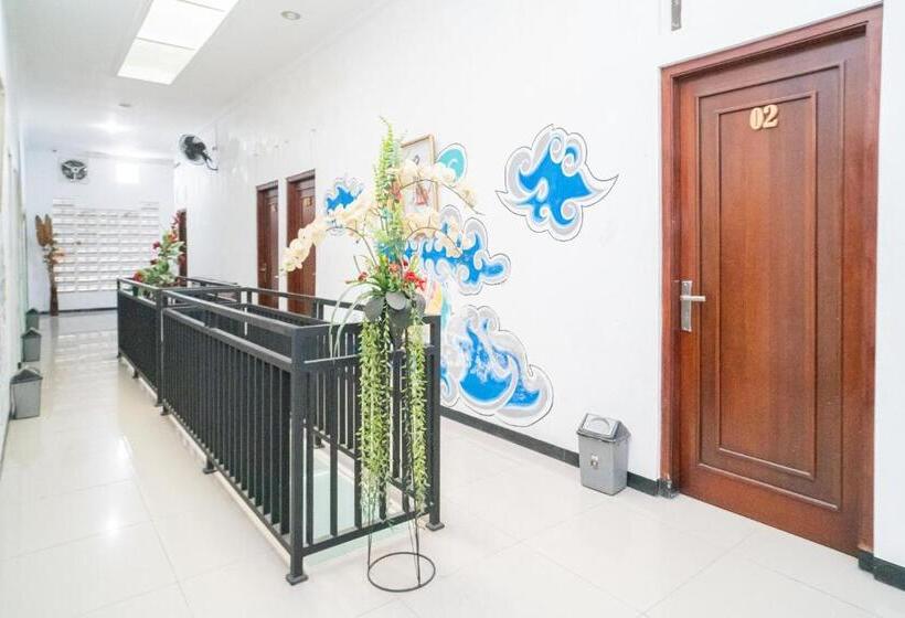 فندق Reddoorz Near Matahari Singosaren Solo