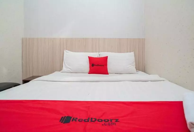 ホテル Reddoorz Near Matahari Singosaren Solo