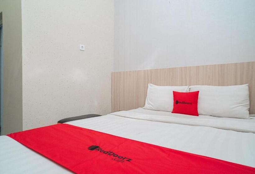 فندق Reddoorz Near Matahari Singosaren Solo