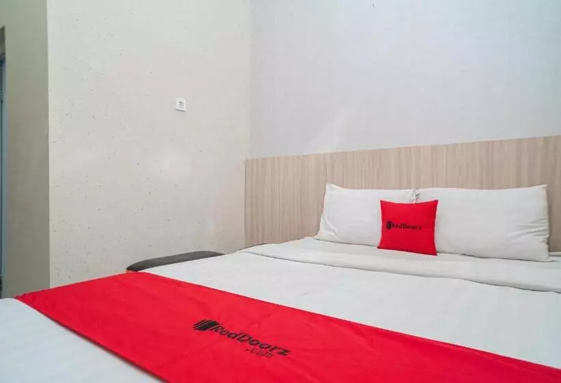 ホテル Reddoorz Near Matahari Singosaren Solo