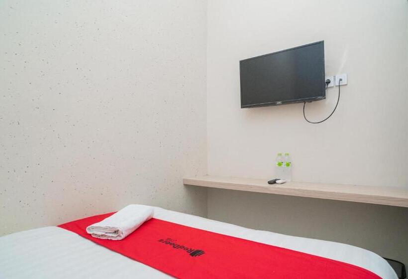 فندق Reddoorz Near Matahari Singosaren Solo