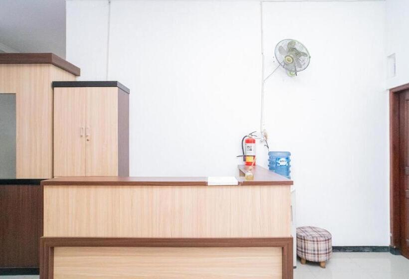 فندق Reddoorz Near Matahari Singosaren Solo