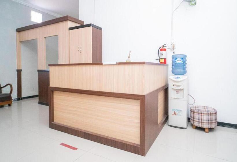 فندق Reddoorz Near Matahari Singosaren Solo