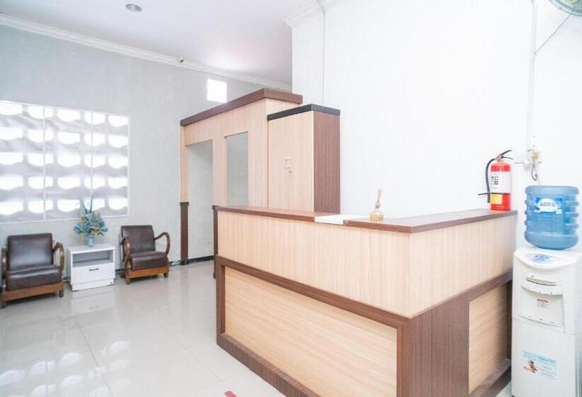 فندق Reddoorz Near Matahari Singosaren Solo