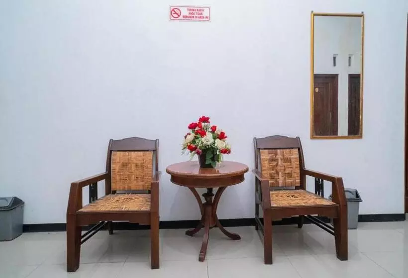 ホテル Reddoorz Near Matahari Singosaren Solo