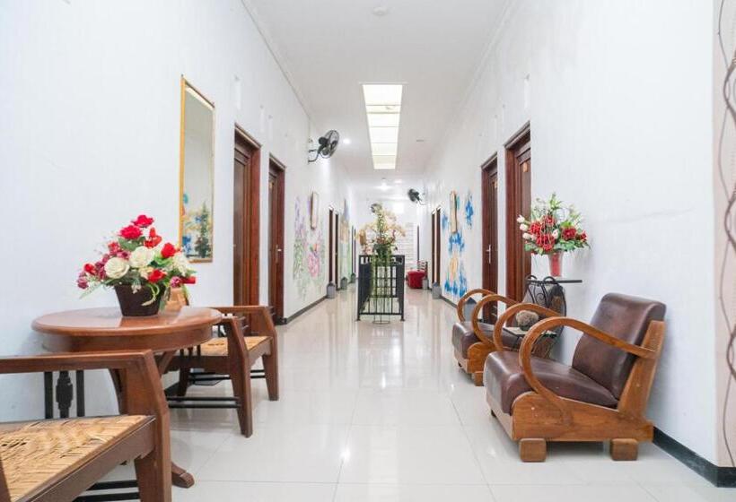 فندق Reddoorz Near Matahari Singosaren Solo