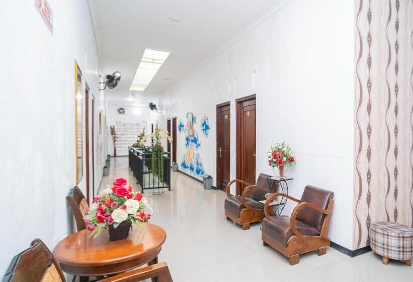 فندق Reddoorz Near Matahari Singosaren Solo