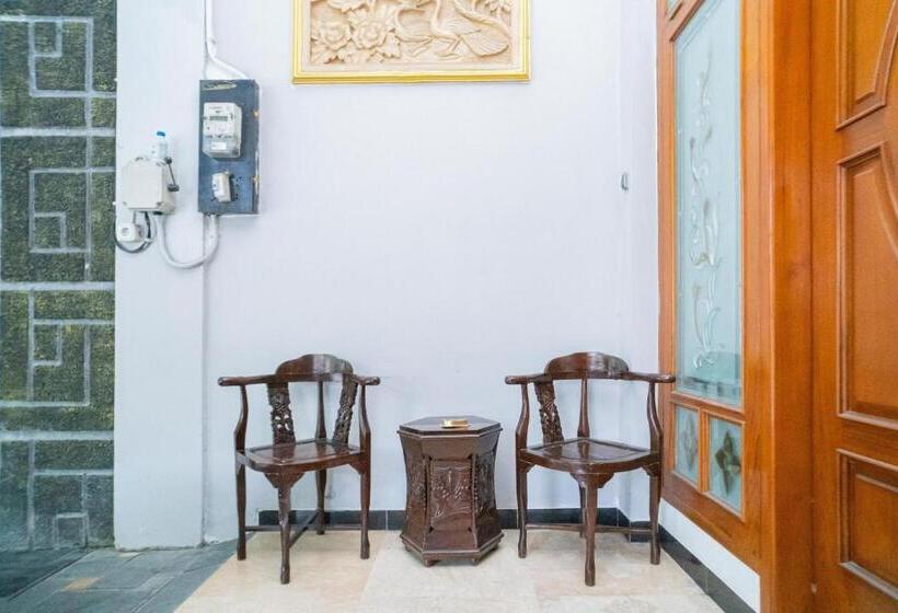 فندق Reddoorz Near Matahari Singosaren Solo