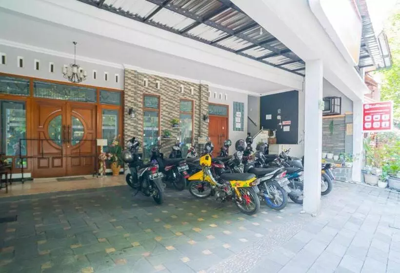 ホテル Reddoorz Near Matahari Singosaren Solo