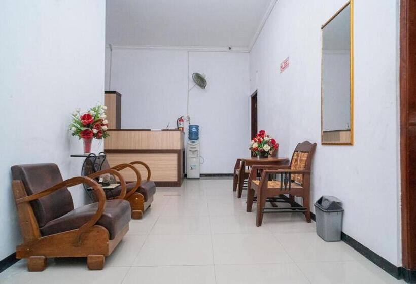 فندق Reddoorz Near Matahari Singosaren Solo