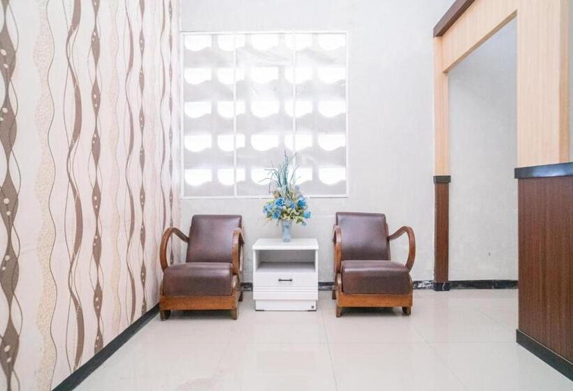 فندق Reddoorz Near Matahari Singosaren Solo