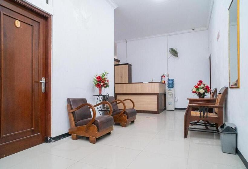 فندق Reddoorz Near Matahari Singosaren Solo