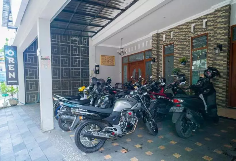 ホテル Reddoorz Near Matahari Singosaren Solo