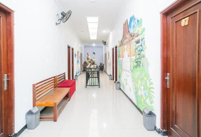 فندق Reddoorz Near Matahari Singosaren Solo