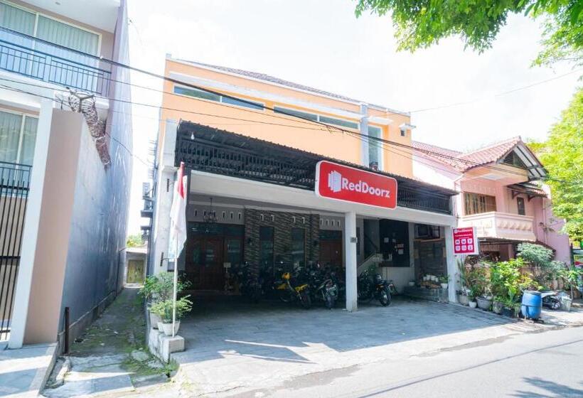 فندق Reddoorz Near Matahari Singosaren Solo