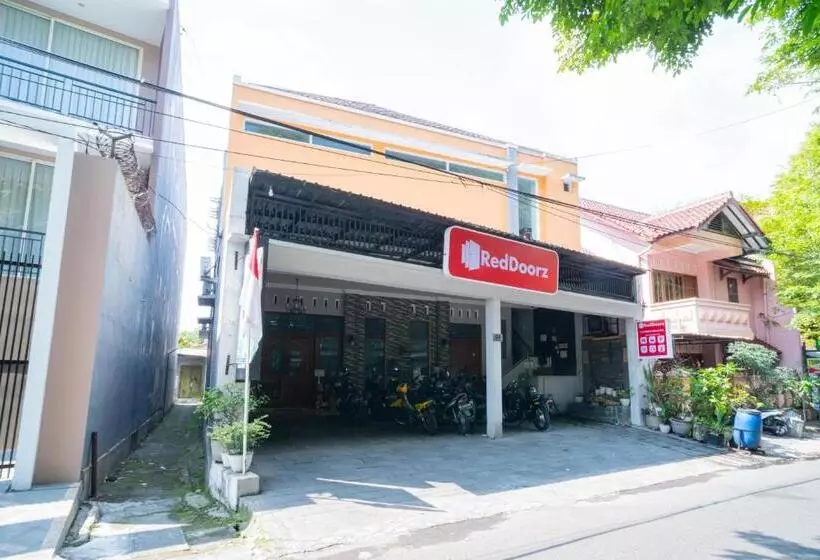 ホテル Reddoorz Near Matahari Singosaren Solo