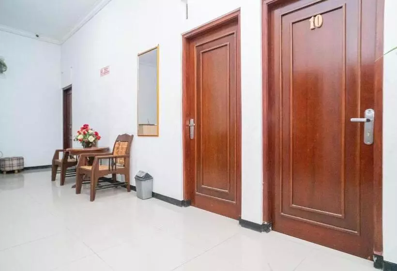 ホテル Reddoorz Near Matahari Singosaren Solo