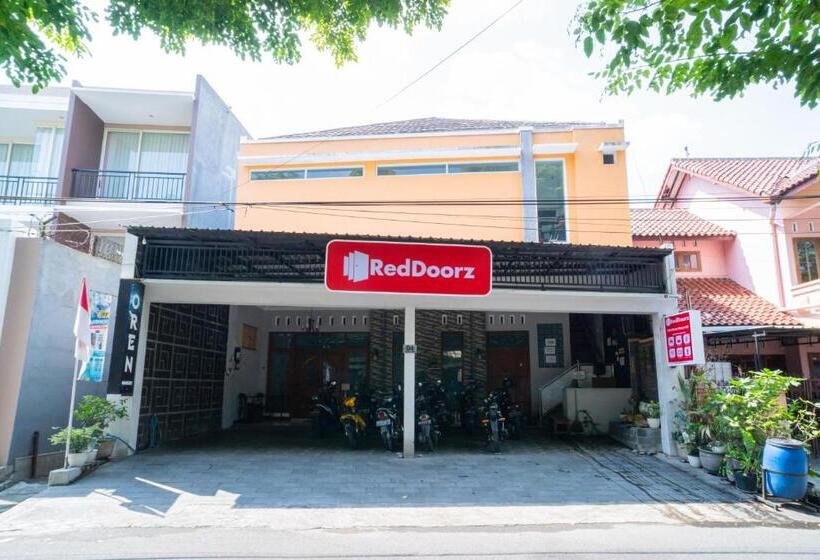 فندق Reddoorz Near Matahari Singosaren Solo