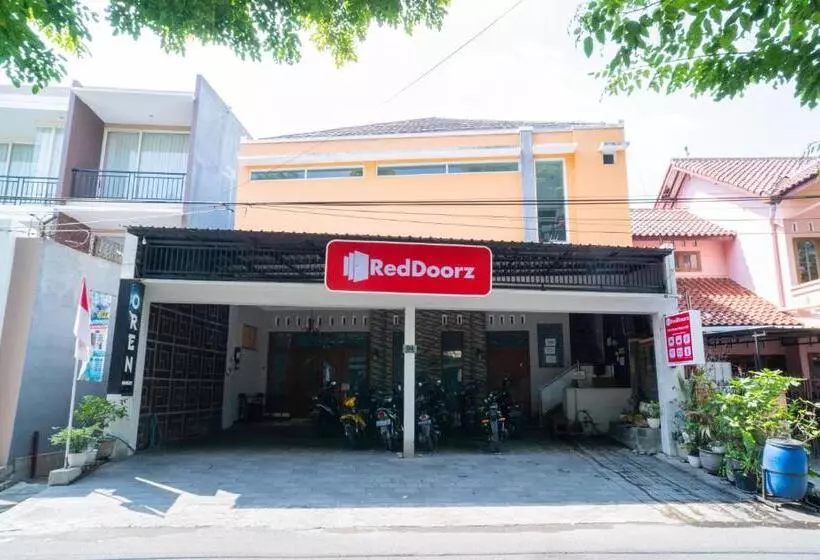 ホテル Reddoorz Near Matahari Singosaren Solo