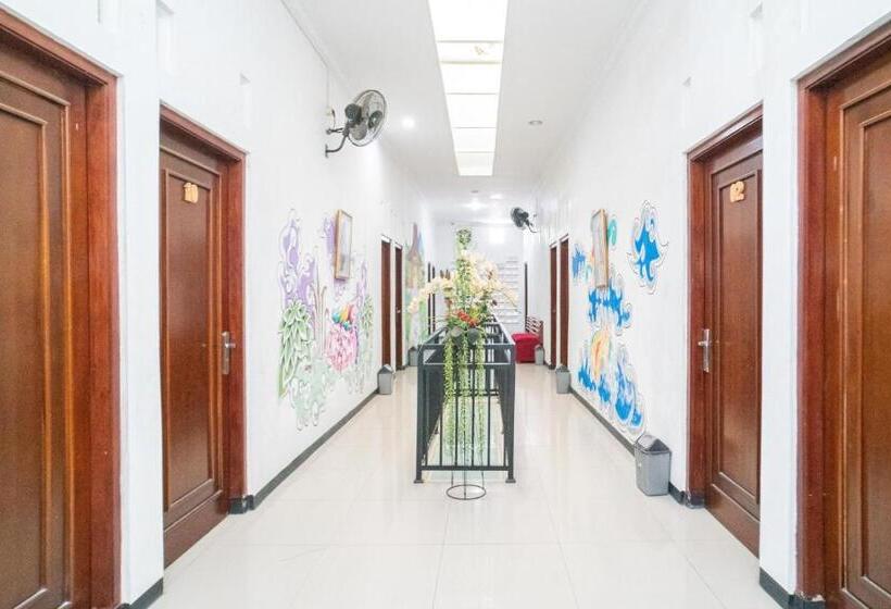 فندق Reddoorz Near Matahari Singosaren Solo