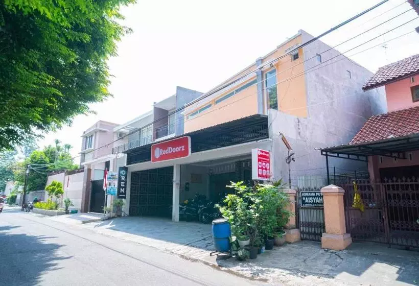 ホテル Reddoorz Near Matahari Singosaren Solo