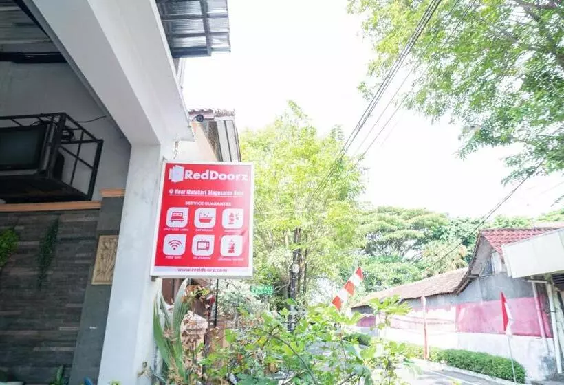 ホテル Reddoorz Near Matahari Singosaren Solo