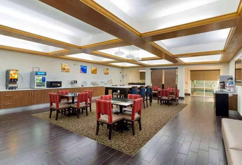Отель Comfort Suites Milledgeville