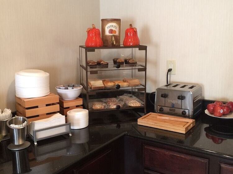 בית מלון כפרי Wingfield Inn & Suites